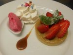 Tartelette-aux-fraises-gariquette-et-rhubarbe-sorbet-Hibiscus